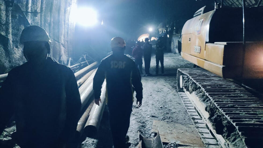 Trabajadores de salvamento perforarán un pozo para saquear 41 objetos perforados en India