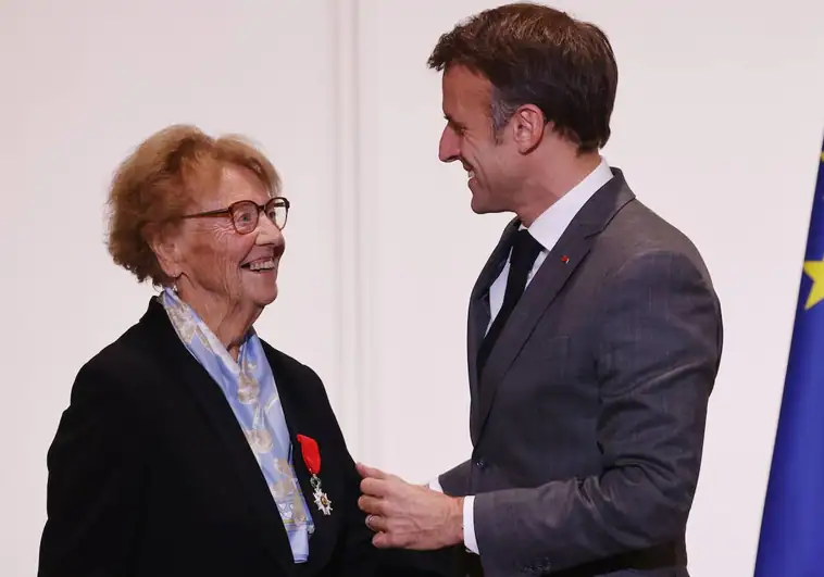 La alcaldesa más antigua de Francia, Yvette Vigie, recibe la Legión de Honor de manos del presidente de Francia, Emmanuel Macron