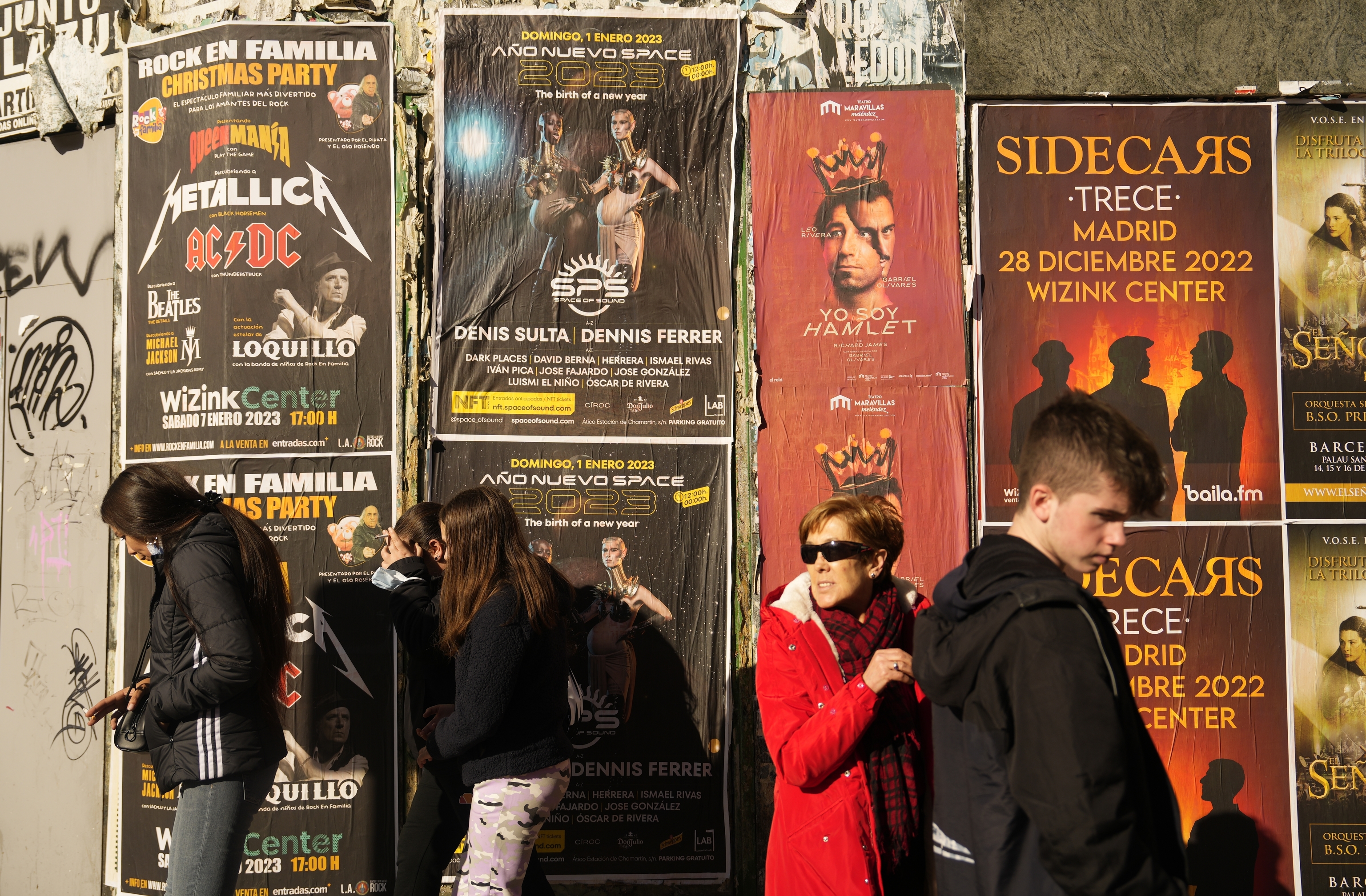 Varios carteles, uno de ellos anunciando una Fiesta de Nochevieja en Madrid.