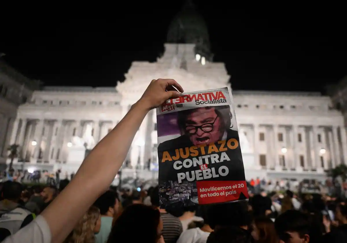 Un hombre muestra un periódico durante una manifestación contra el nuevo gobierno del presidente argentino Javier Milei en el Congreso Nacional, en Buenos Aires.