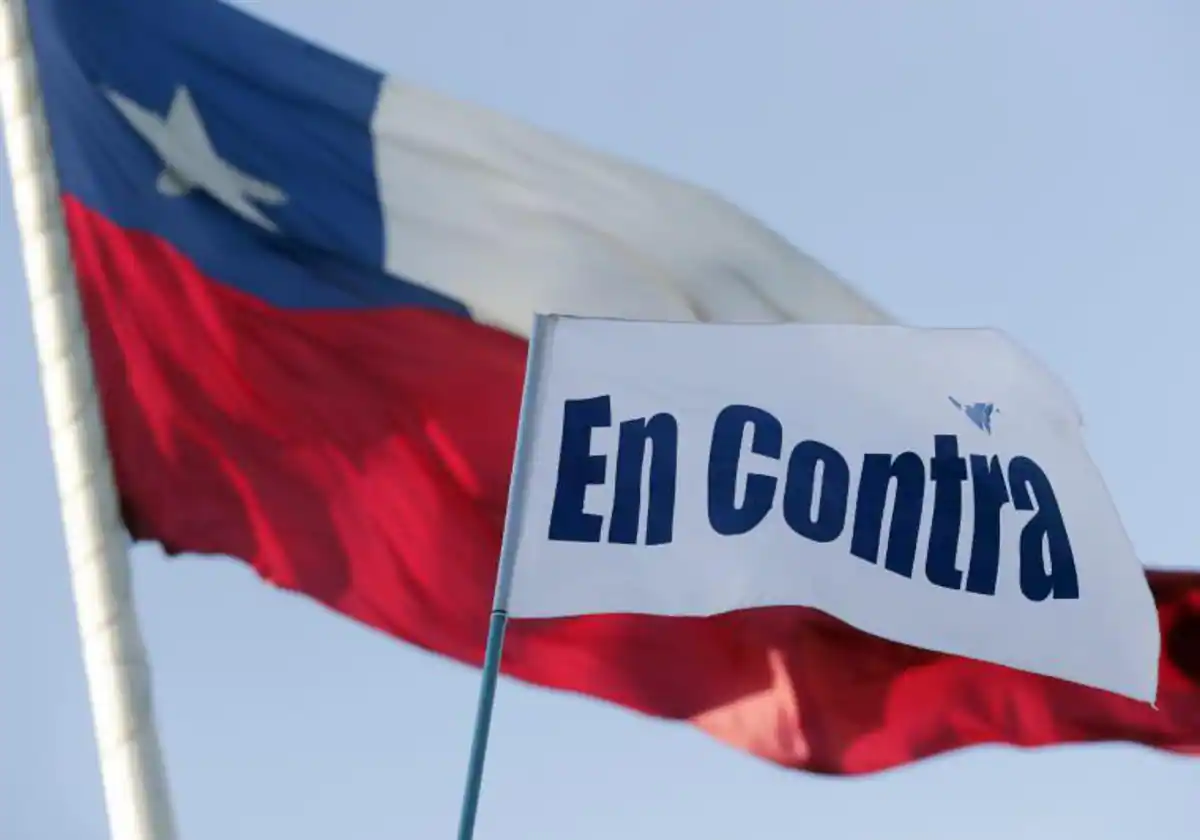 Los participantes del llamado Equipo Patriota celebran hoy, en Santiago (Chile) los resultados del plebiscito constitucional