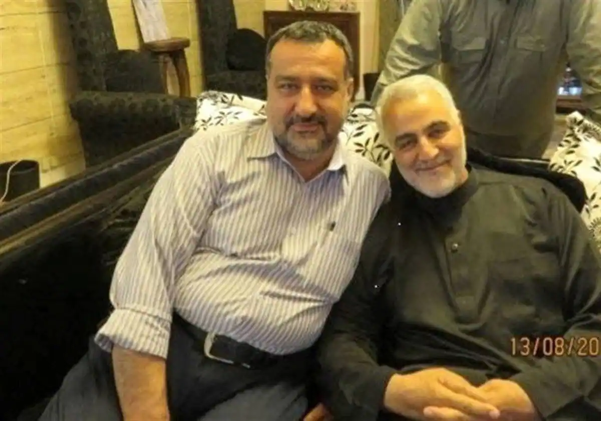 El asesor principal del Cuerpo de la Guardia Revolucionaria Islámica de Irán, Sayyed Razi Mousavi, habla con el fallecido alcalde general iraní Qasem Soleimani.