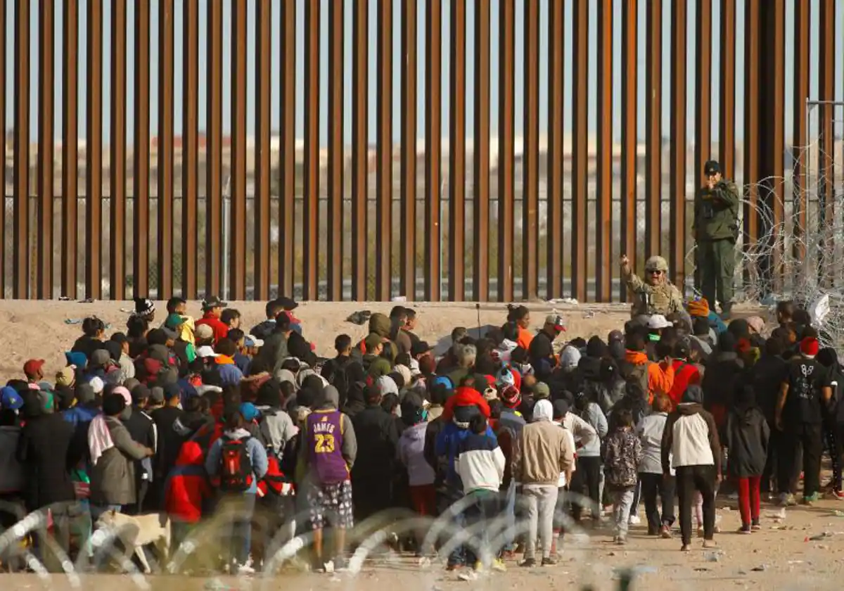 Migrantes en la frontera entre México y Estados Unidos, en Ciudad Juárez