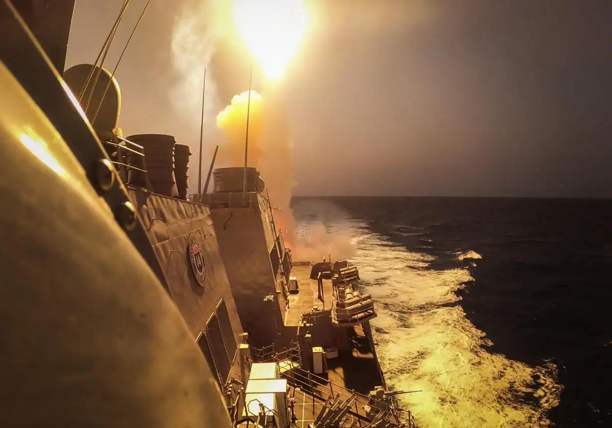 El USS Carney respondió con una combinación de misiles Huti y drones en el Mar Rojo