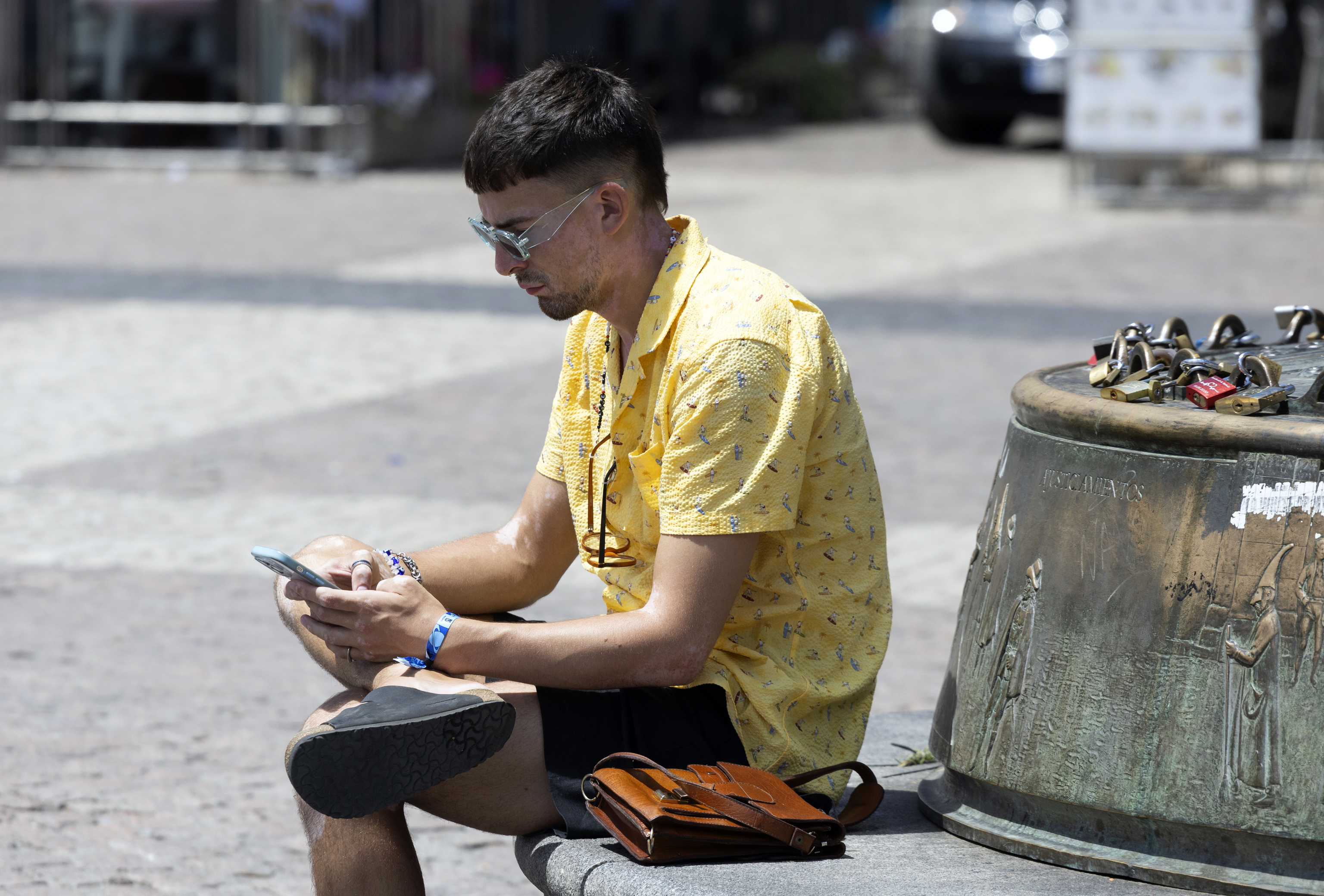 Un niño usa el teléfono.