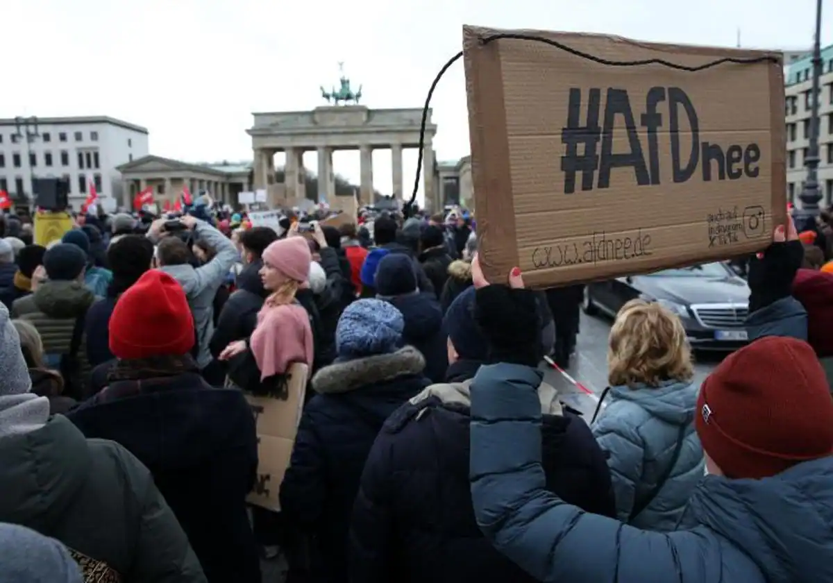 Activistas de diferentes grupos se manifiestan contra el extremismo legal y la política del partido legal extremo Alternativa para Alemania (AfD) frente a la Puerta de Brandenburgo en Berlín.