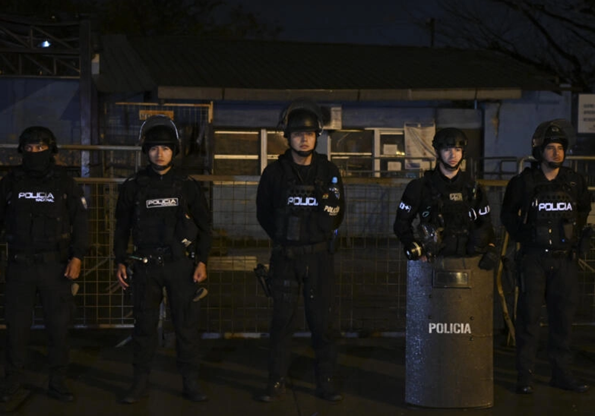 Miembros de una unidad especial de la Policía Nacional del Ecuador hacen guardia frente al Penal de la Costa para ayudar a escapar a varios presos del crimen de este sábado.