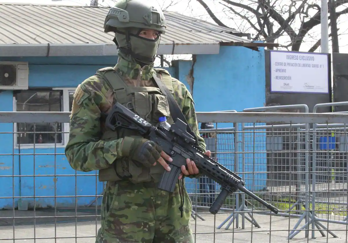 Un soldado del ejército ecuatoriano vigila afuera del Centro de Privación de Libertad Guayas.