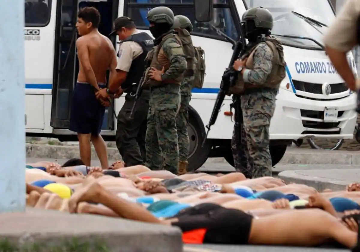 Policía vigila a detenidos que intentaron destruir un hospital en Ecuador