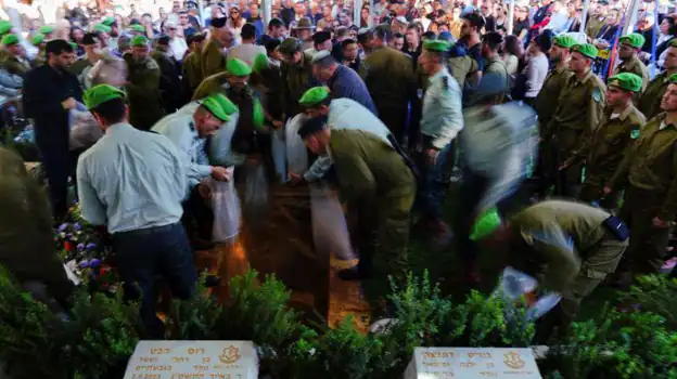 Familiares y amigos en el funeral del teniente coronel Roee Yohay Yosef Mordechay, de 31 años, fallecido en Gaza