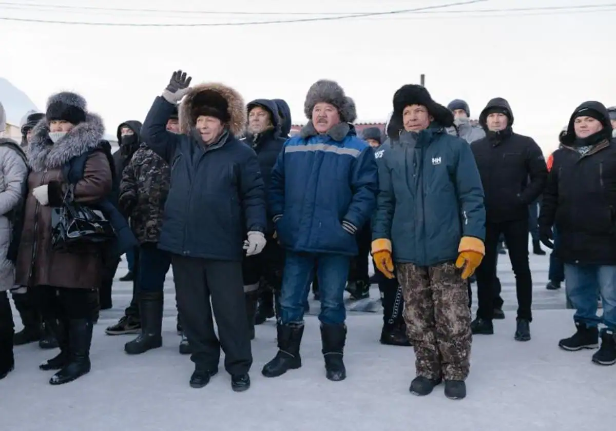 La gente marchó para protestar por la sentencia de un activista local a cuatro años de prisión en la ciudad de Baymak, en la región de Bashkortostán, en el centro de Rusia.