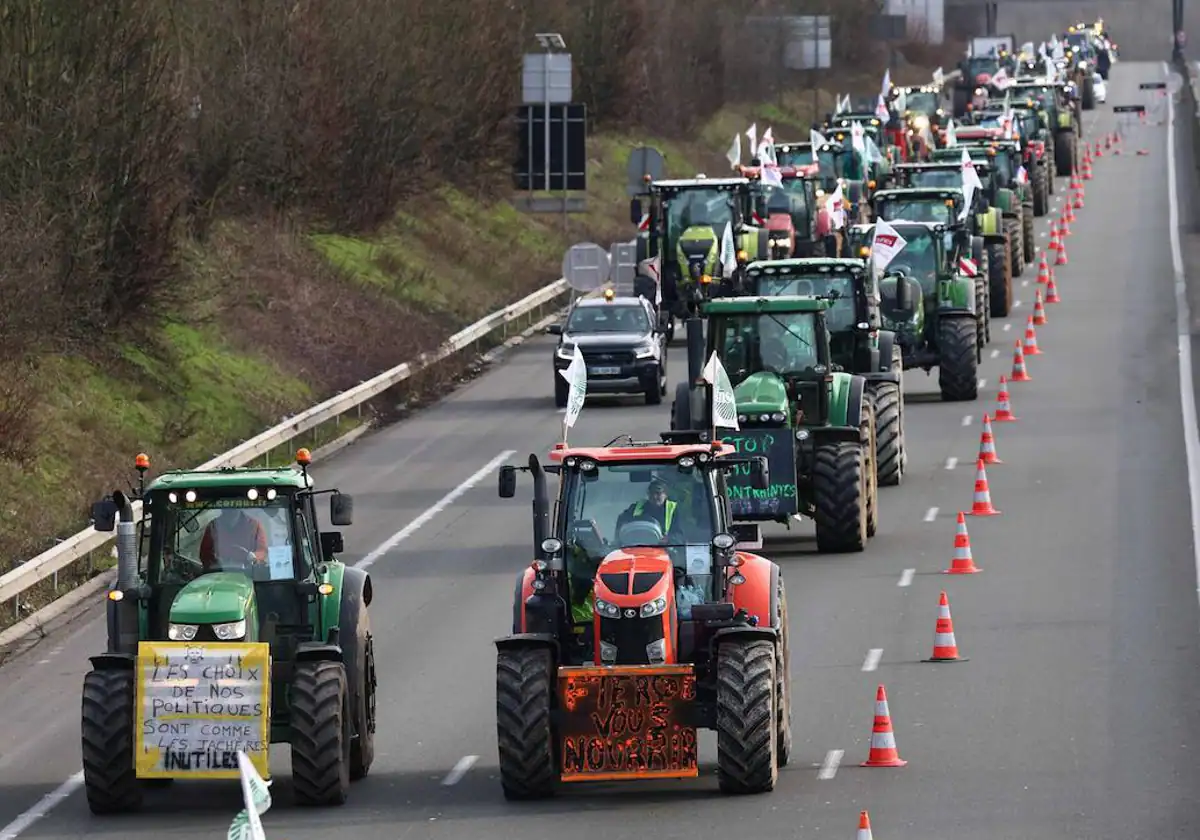 Varios agricultores franceses conducen sus tractores para participar en las protestas cerca de Ormoy (sur de Paris)