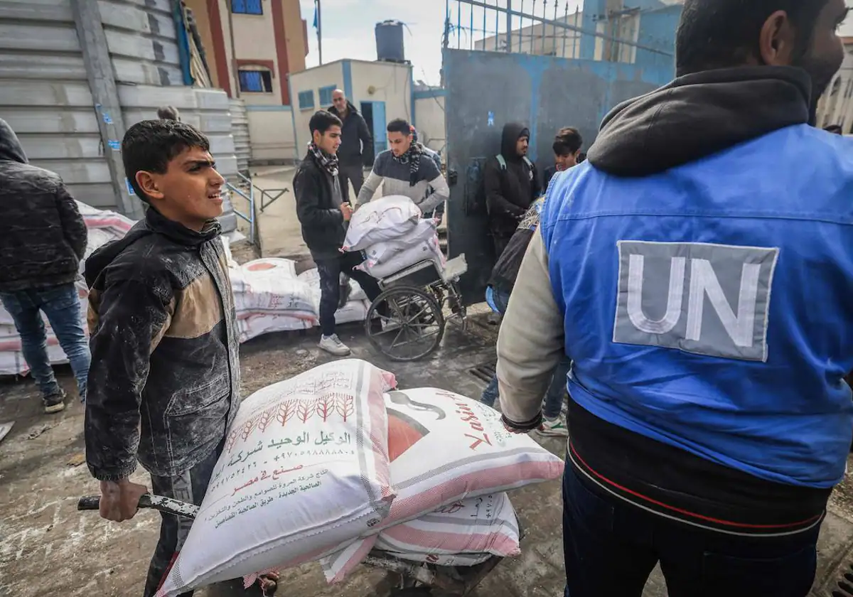 Los trabajadores de la UNRWA informan a los ciudadanos palestinos