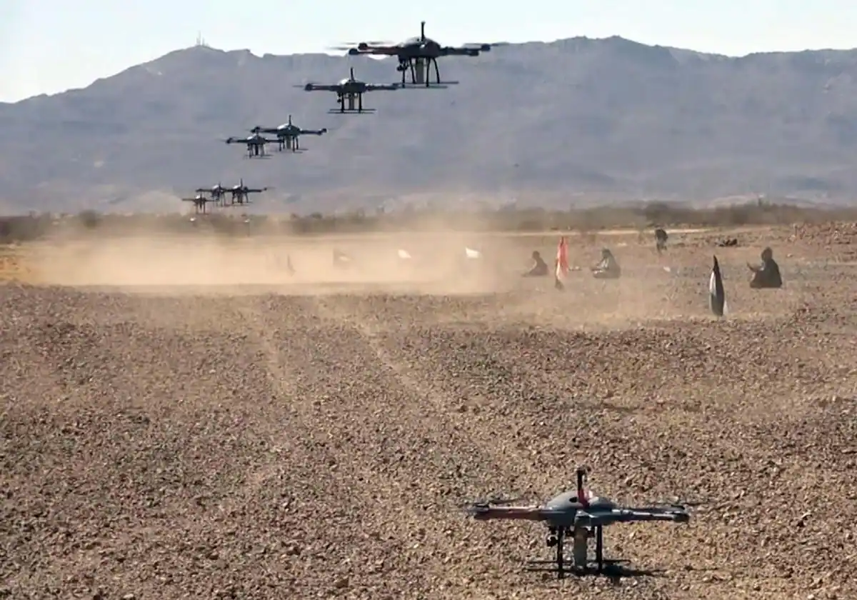 Soldados de cabañas practican con drones