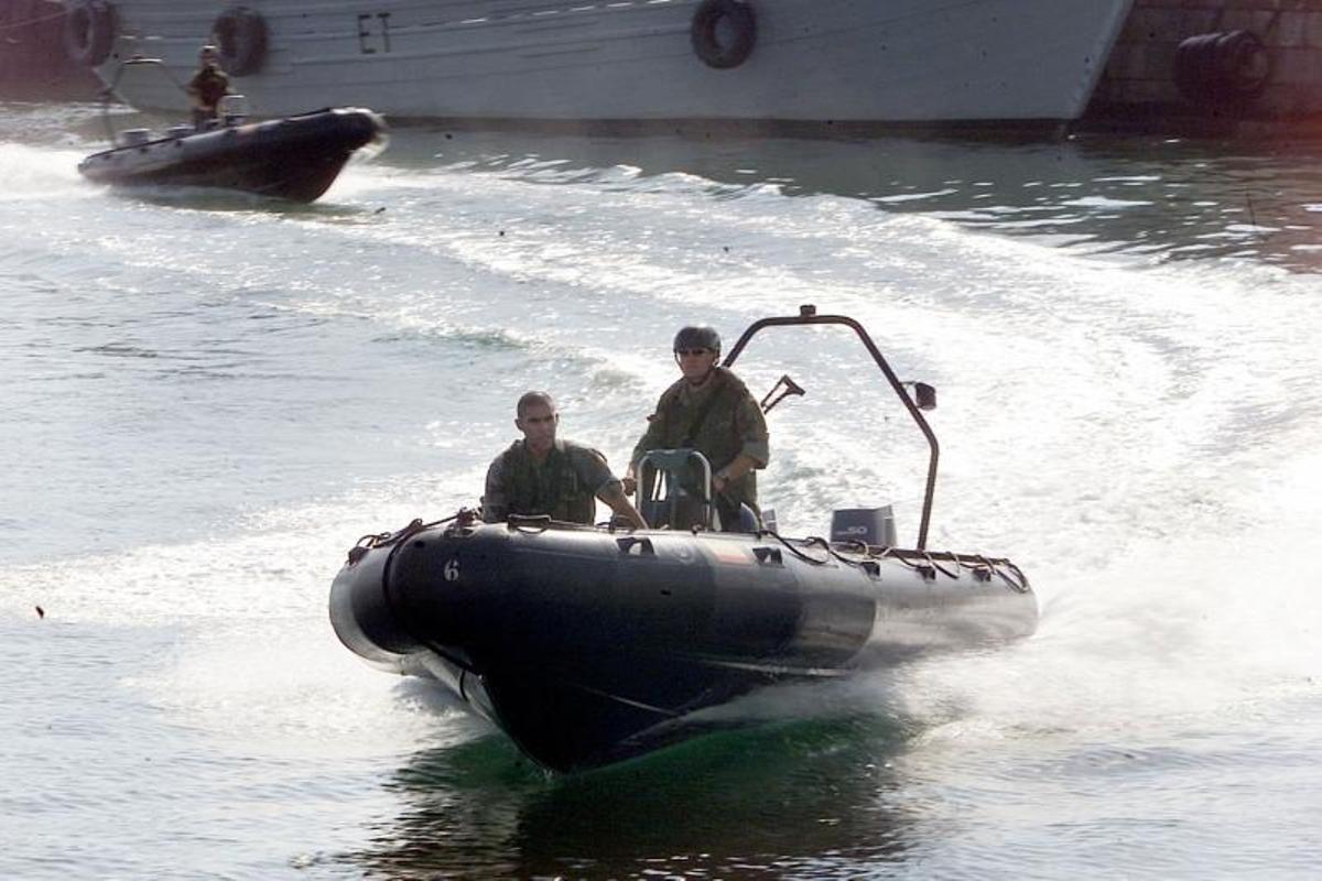 Infantes de Marina en una lancha en Cádiz.