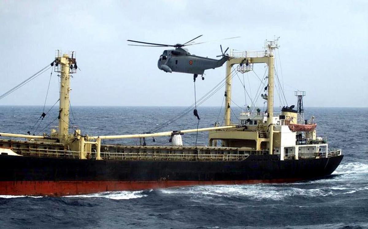 Soldados de operaciones especiales de infantería de marina a bordo de un buque coreano en aguas indias.