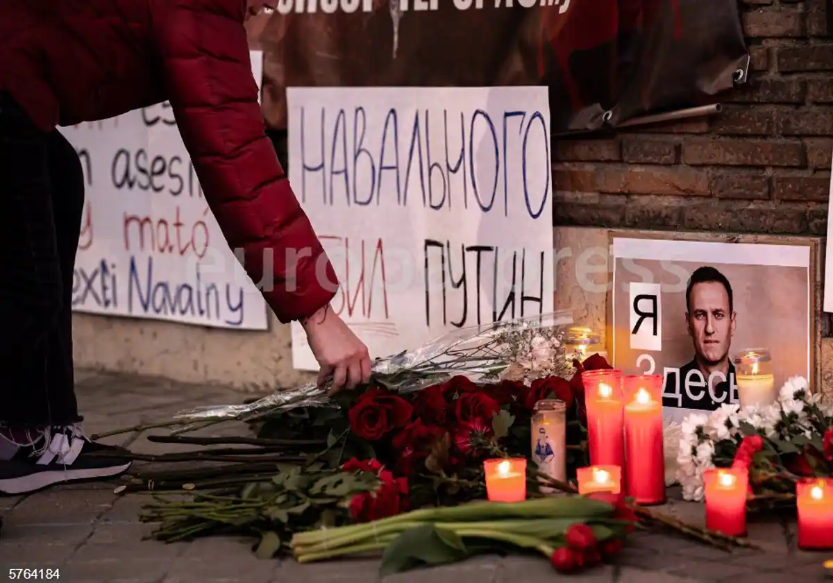 Décadas de personas han dedicado flores y velos como muestra de respeto frente a Navalni el 16 de febrero ante la Embajada Rusa, en Madrid
