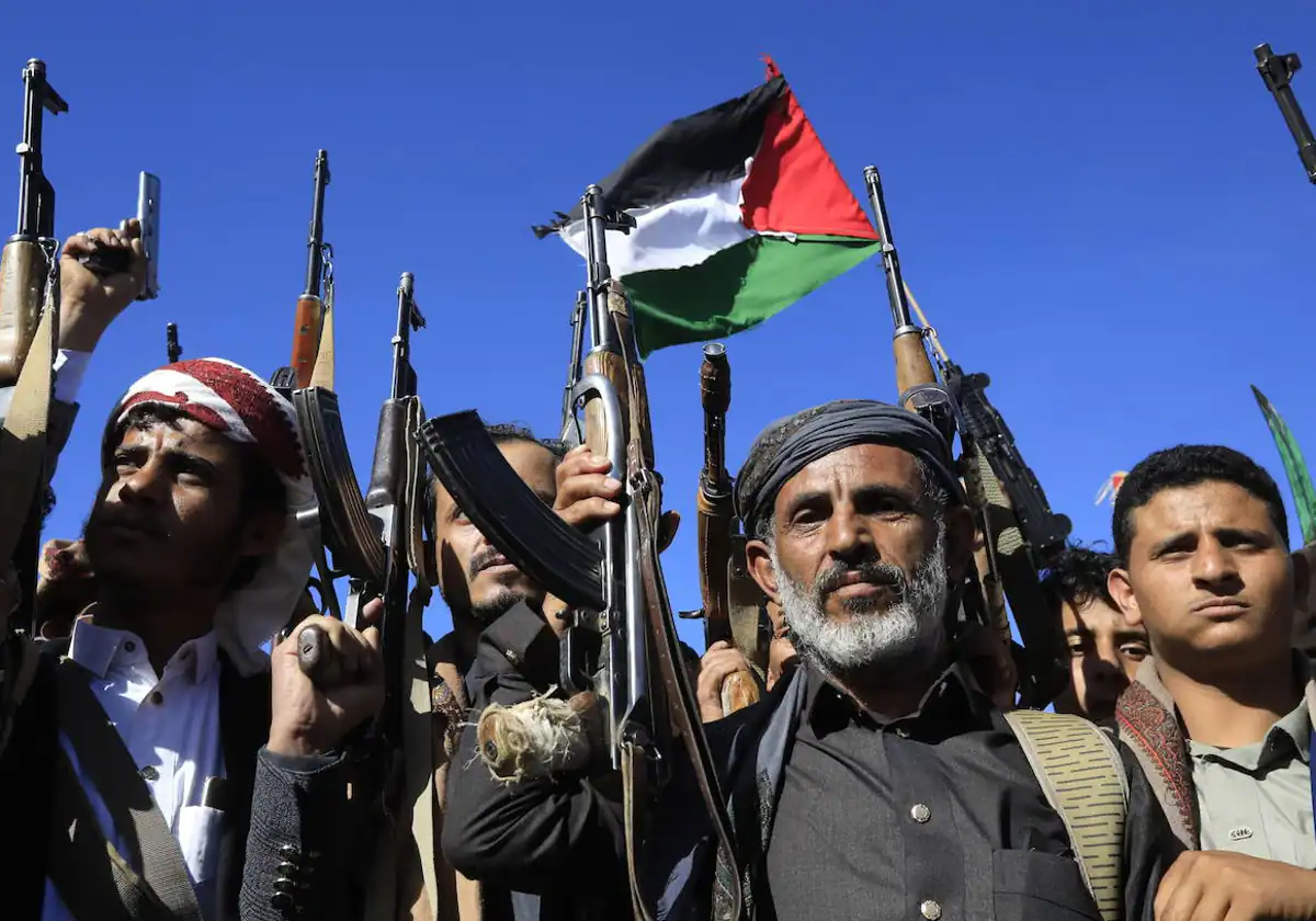 Un grupo de militantes continúa empuñando sus fusiles durante una protesta contra EE.UU.  e israel