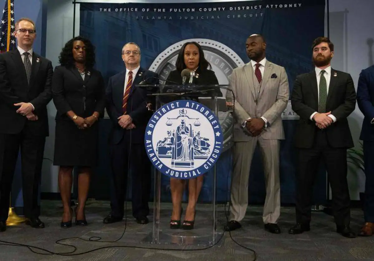 La fiscal Fani Willis (centro) presenta en rueda de prensa en Atlanta (Georgia) el caso contra Donald Trump y otros colaboradores, en agosto de 2023