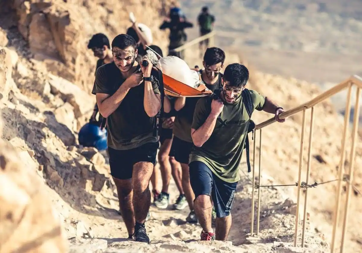 Jóvenes participan en programas que los preparan para el servicio militar obligatorio en Israel