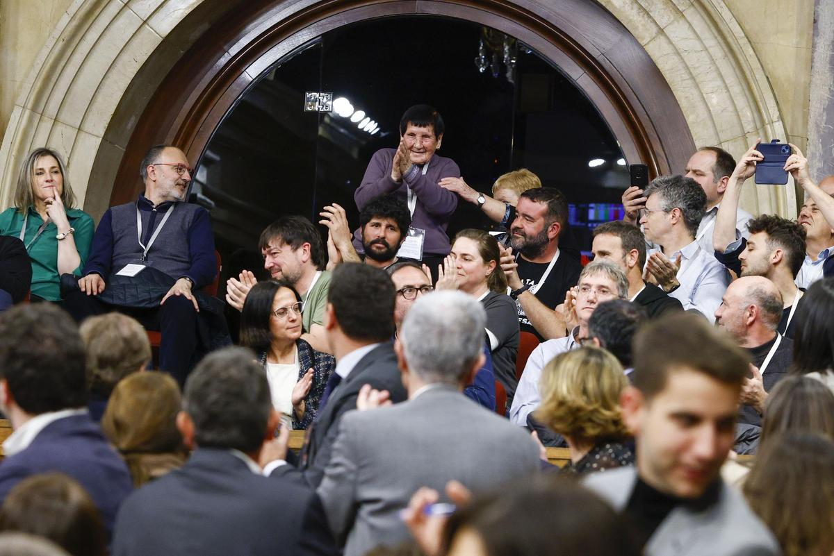 Representantes de los agricultores en el Parlamento, entre ellos la pastora Marina Vilalta, de 94 años.