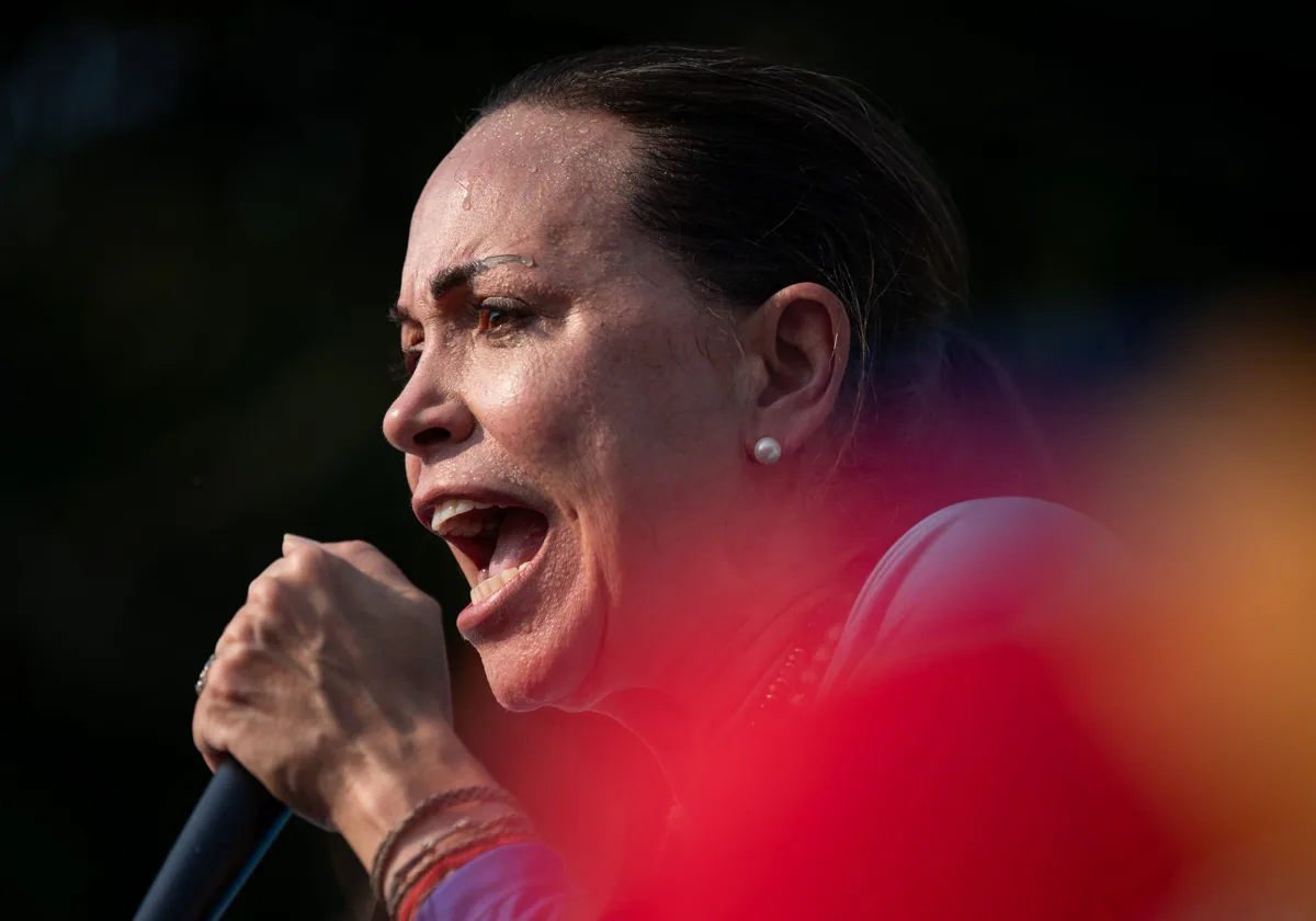 La líder opositora venezolana María Corina Machado dirige a sus seguidores durante un mitin en Guacara, estado Carabobo