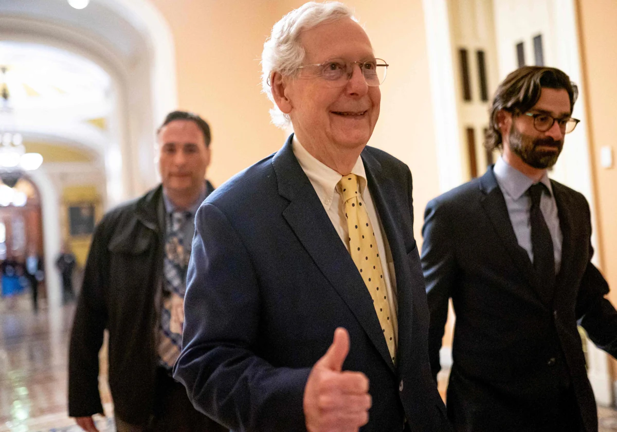 El líder de la minoría del Senado de la UE, el senador republicano Mitch McConnell, abandona la cámara del Senado.