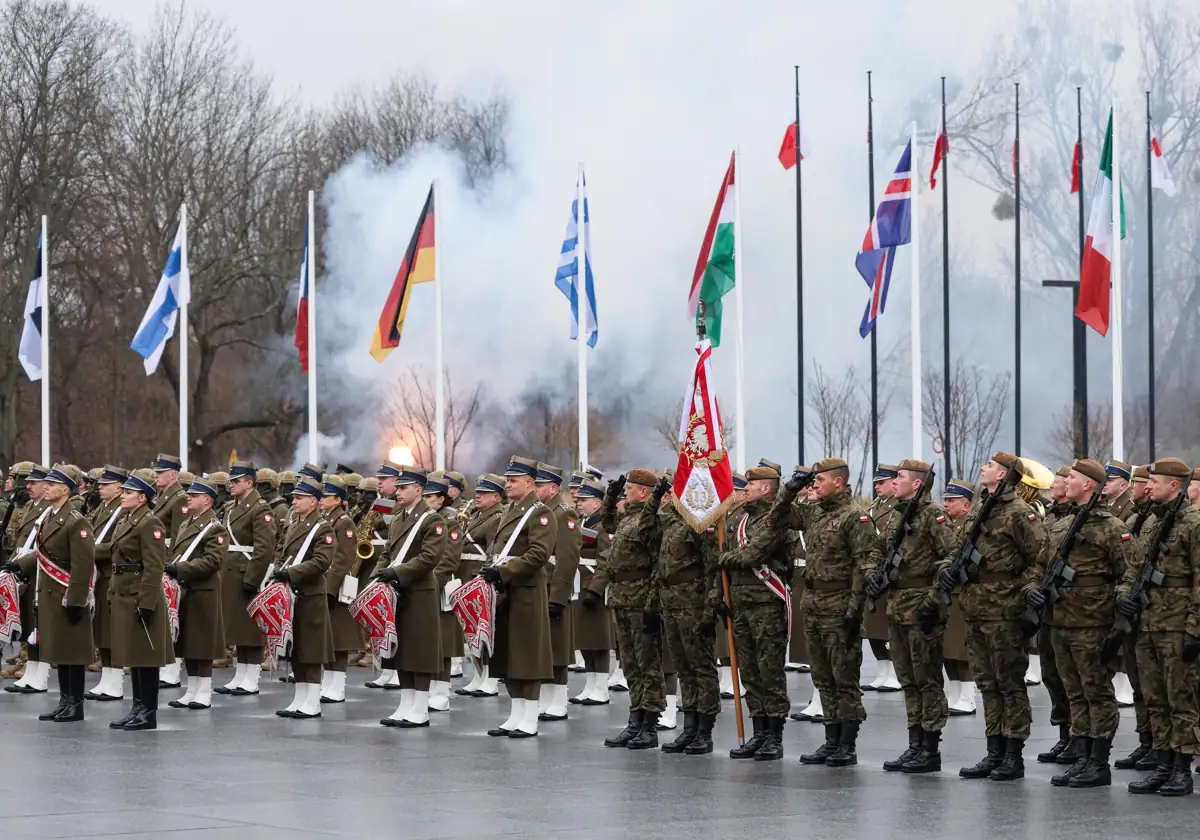 Soldados polacos durante una ceremonia de conmemoración del 25º aniversario de la adhesión de Polonia a la OTAN frente al Museo del Ejército Polaco en Varsovia.