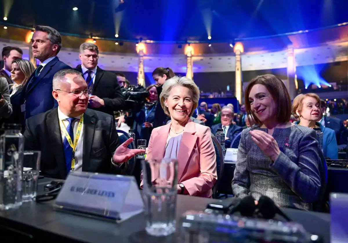 El presidente del Partido Nacional Liberal de Rumanía, Nicolae Ciuca, la presidenta de la Comisión Europea, Ursula von der Leyen, y la presidenta de Moldavia, Maia Sandu, conversaron en la reunión del Congreso del Partido Popular Europeo (PPE) en Bucarest el 6 de marzo de 2024