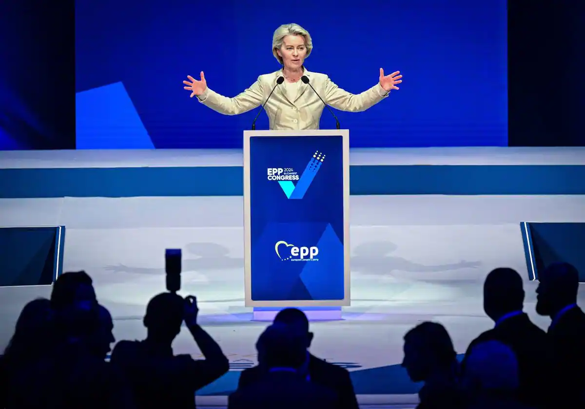 Ursula Von der Leyen junto a los delegados del Partido Popular Europeo