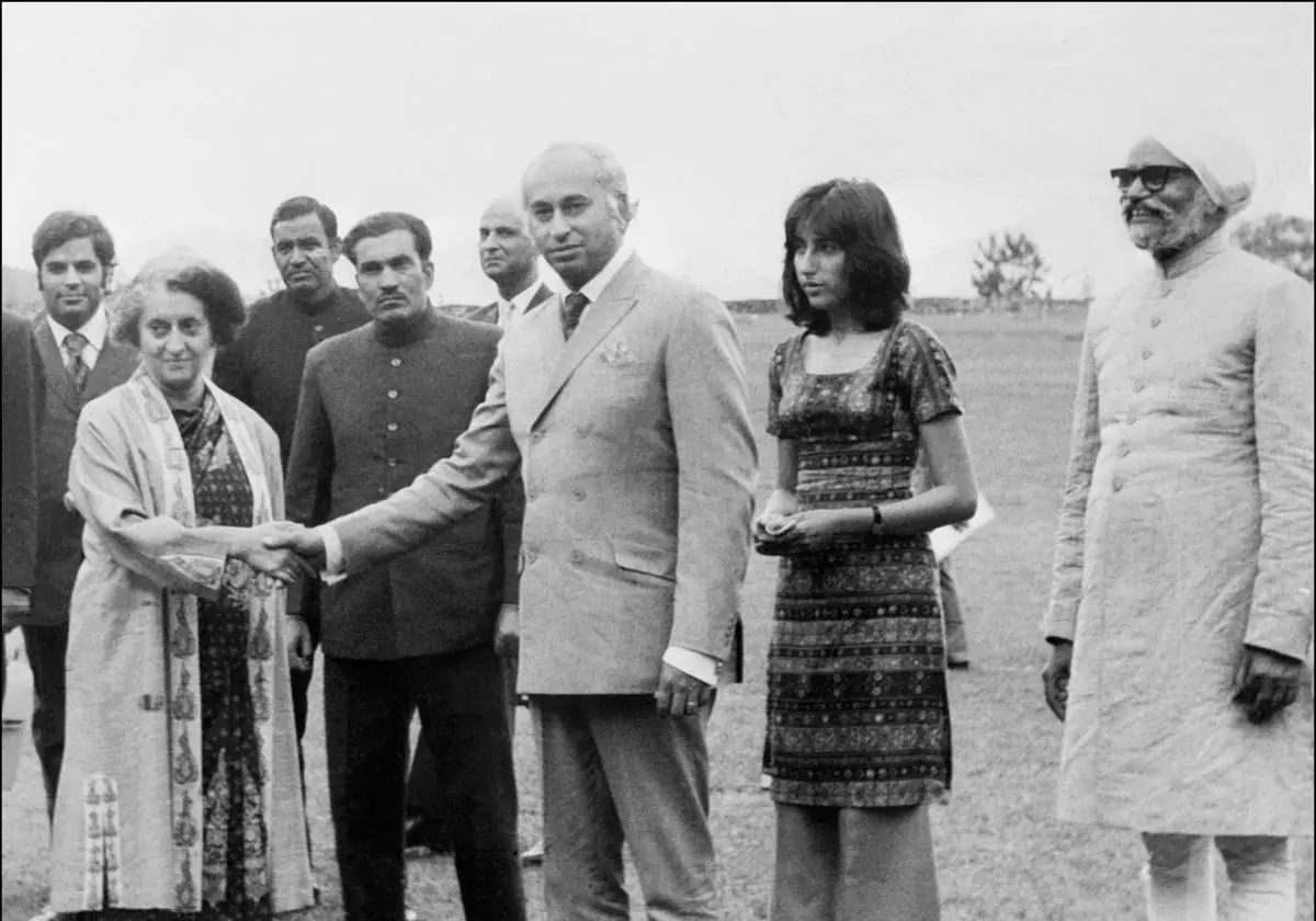 Zulfikar Ali Bhutto (centro), extendiendo la mano a la primera ministra de la India, Indira Gandhi (centro).