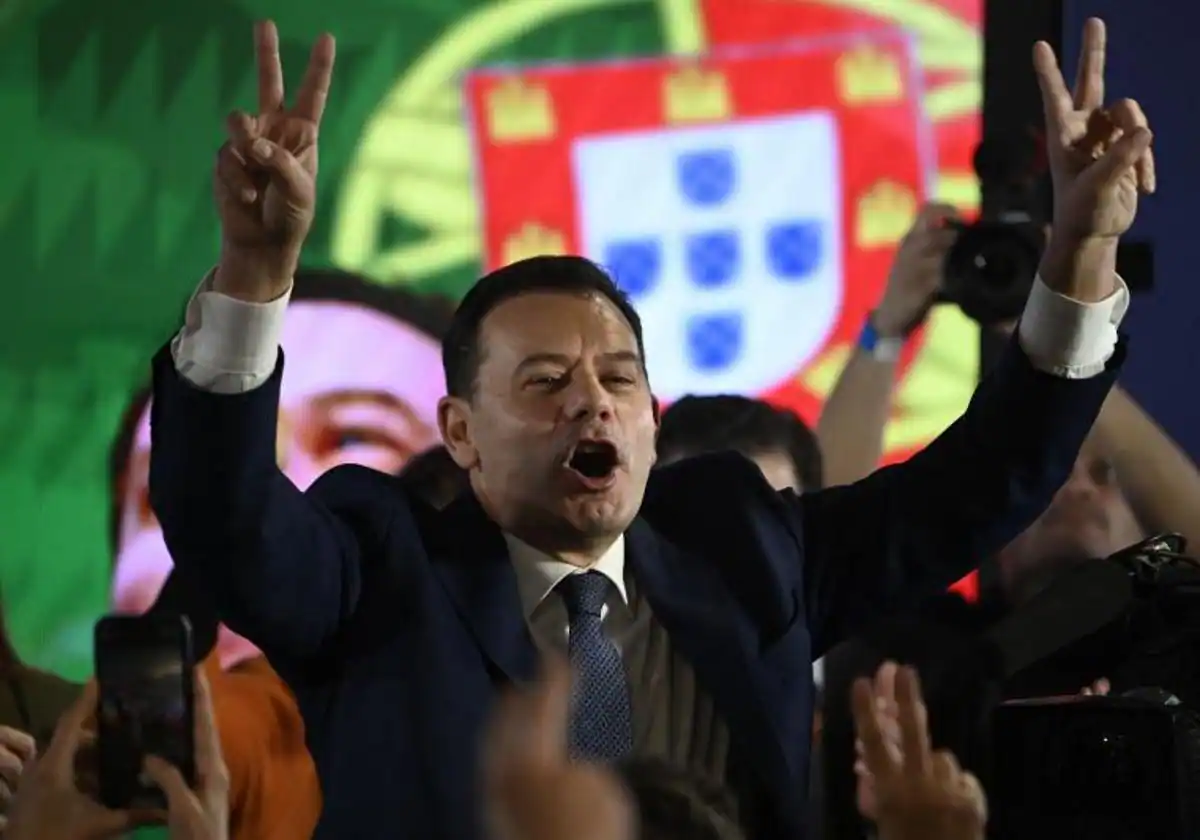 Un alto dirigente de Alianza Democrática (AD), Luis Montenegro, celebra su victoria mientras dirige a sus seguidores en la sede del partido la noche electoral.