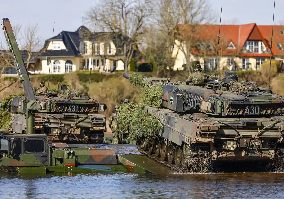 Los tanques de batalla principales Leopard 2 A7 participan en un ejercicio militar de cruce de agua de una brigada de infantería cegada por las Fuerzas Armadas alemanas.