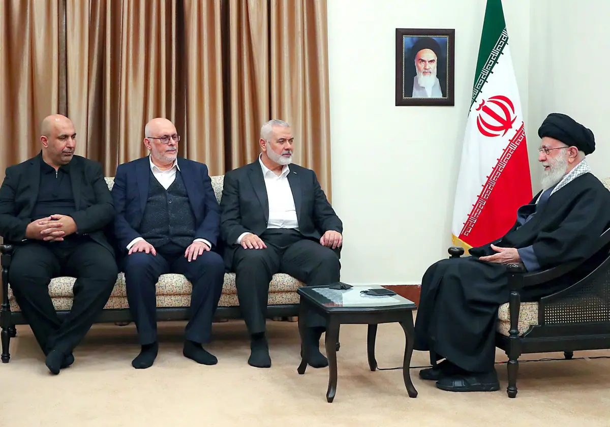Ismael Haniye (centro), líder de Hamás, conversa con el líder supremo iraní, Alí ​​​​Jamenei (derecha)