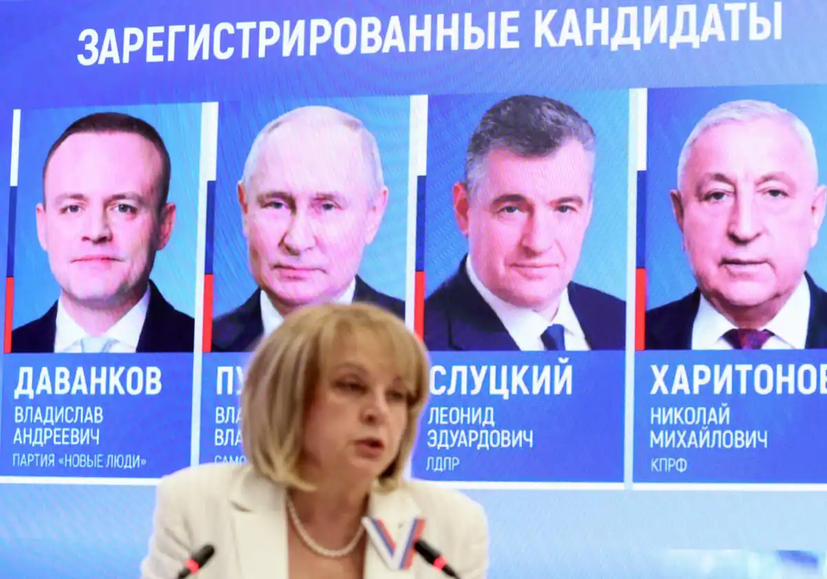 El presidente ruso, Vladímir Putin, junto a los otros tres candidatos, ante la jefa de la comisión electoral, Ella Pamfilova