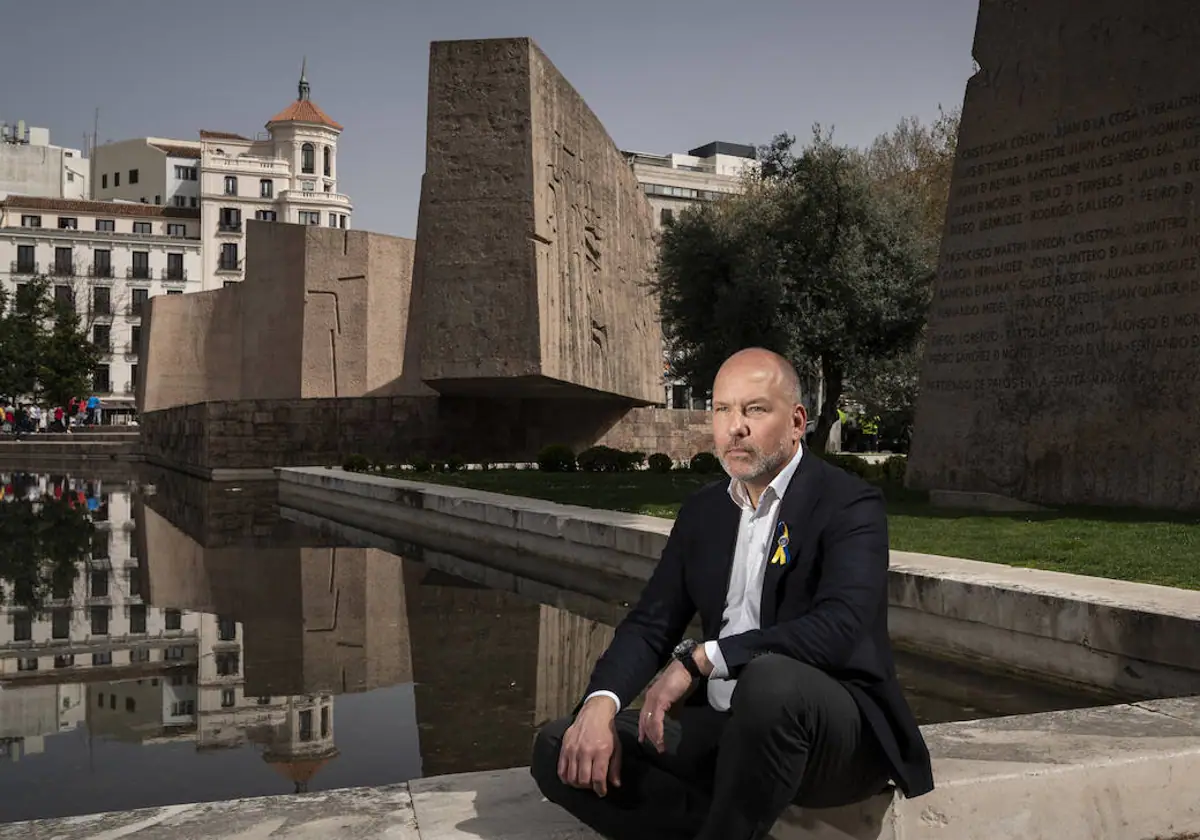 Paul Grod posa en la Plaza de Colón de Madrid, escenario de diversas manifestaciones por la paz en Ucrania
