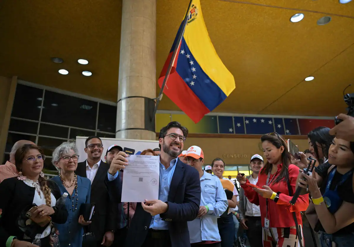 Daniel Ceballos se ha registrado con estos jóvenes para las elecciones del 28 de julio