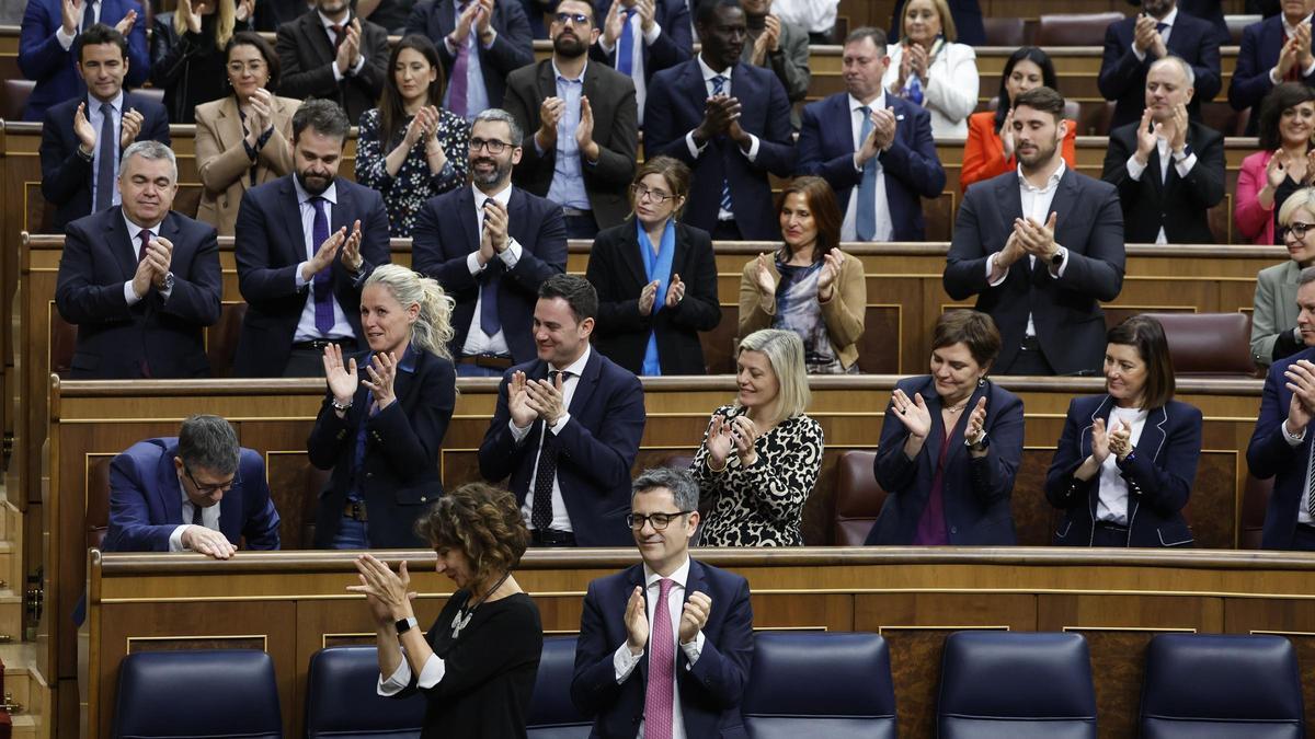 La Banca Socialista aplaude la intervención de su titular, Patxi López, durante el debate de la ley de amnistía