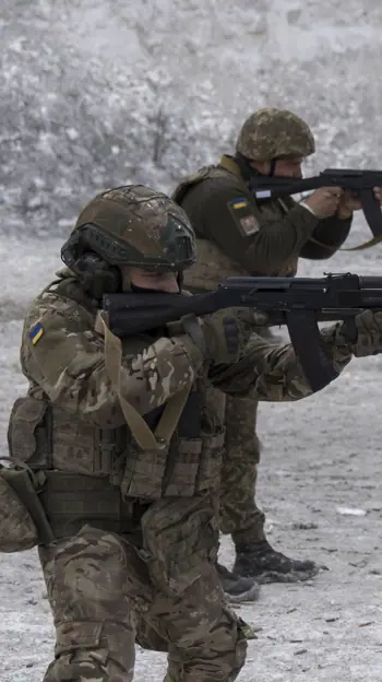 El ejército ucraniano ingresa cerca de la línea del frente en el área de Donetsk.
