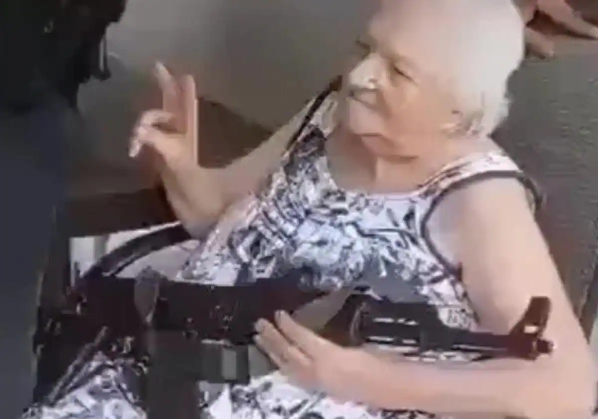 Ester, durante su cautela, fue protagonista de una de las imágenes más virales del pueblo Hamás.