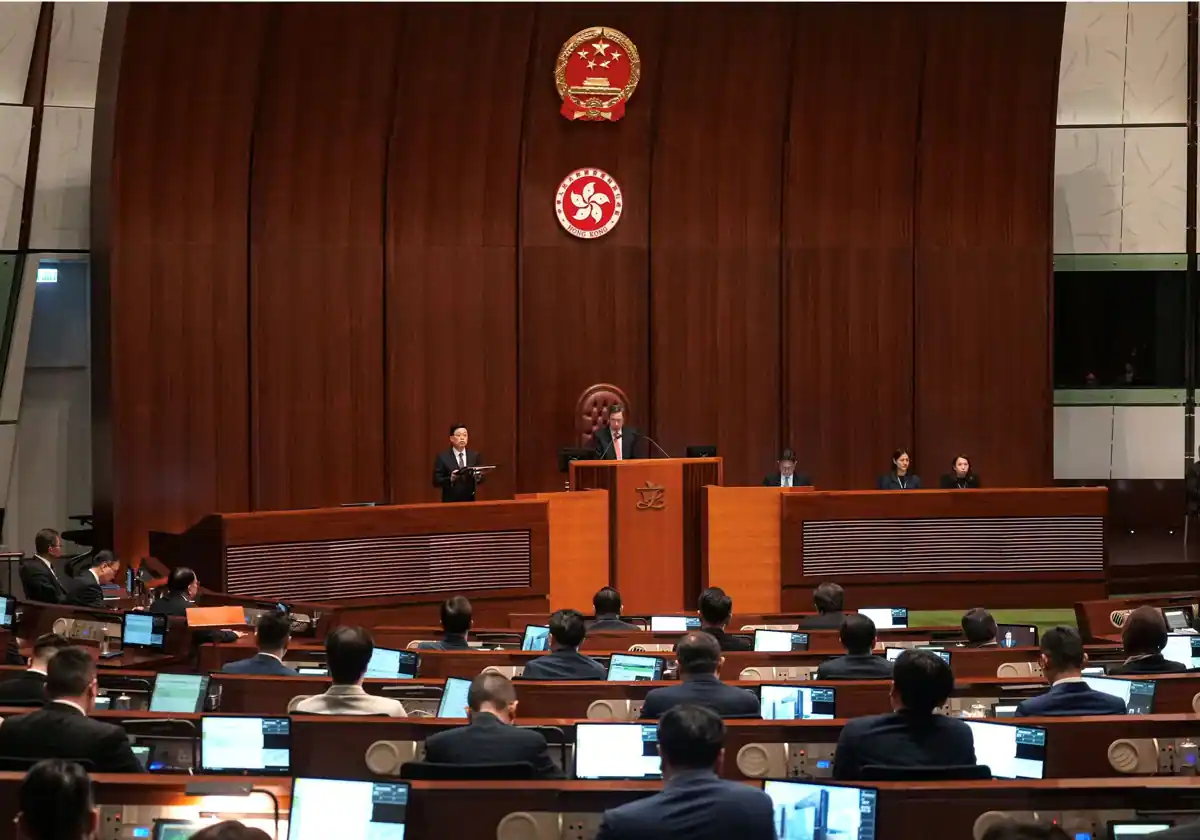 El presidente ejecutivo de Hong Kong, John Lee, ingresa al hemiciclo tras leer el artículo 23 de la Ley Básica