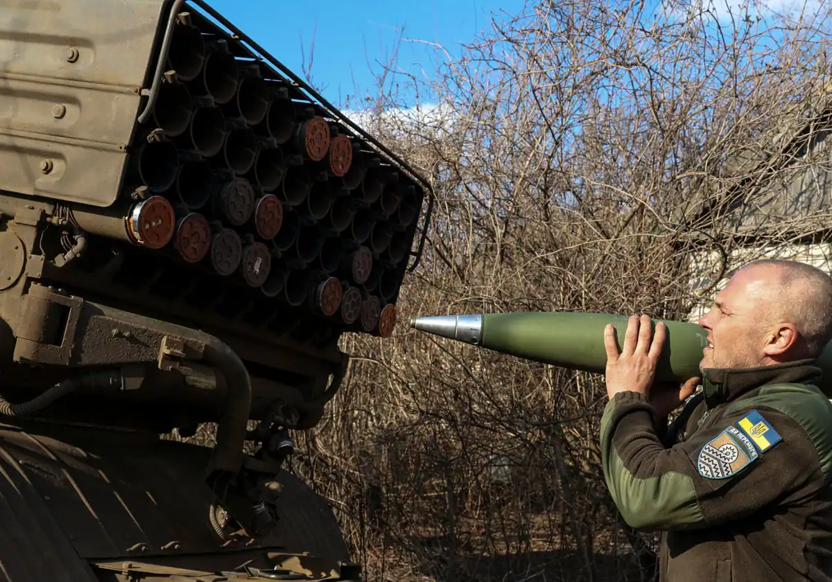 Un militar ucraniano carga un coete en un MLRS Grad antes de disparar contra las tropas rusas cerca de la línea del frente en la región de Donetsk.