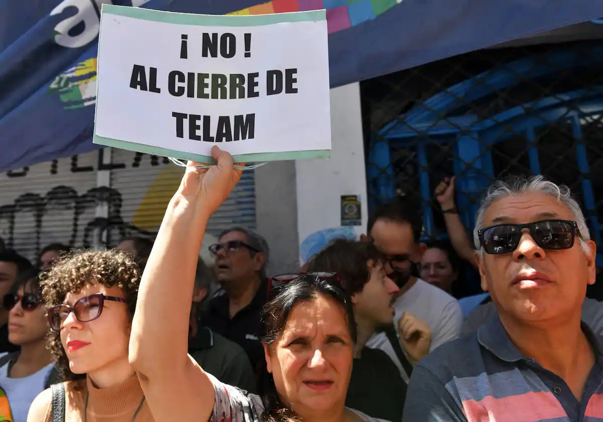 Trabajadores se reúnen afuera de los talleres de Télam para llegar a su cierre del ejecutivo argentino