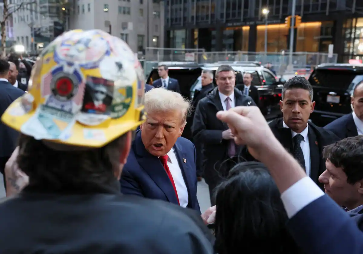 El candidato presidencial republicano y expresidente estadounidense Donald Trump reacciona mientras se reúne con trabajadores sindicalizados en Nueva York