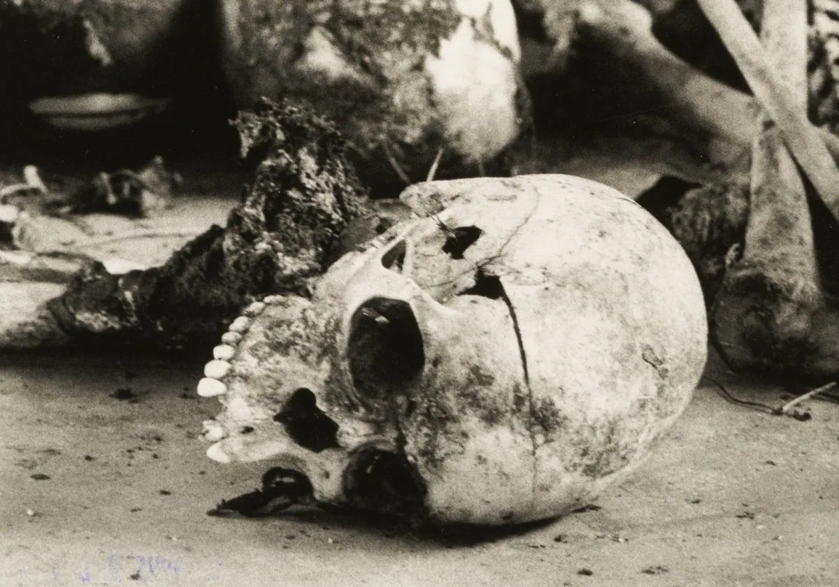El cráneo de una víctima de masacre fue expuesto como testimonio de la barbarie del enemigo