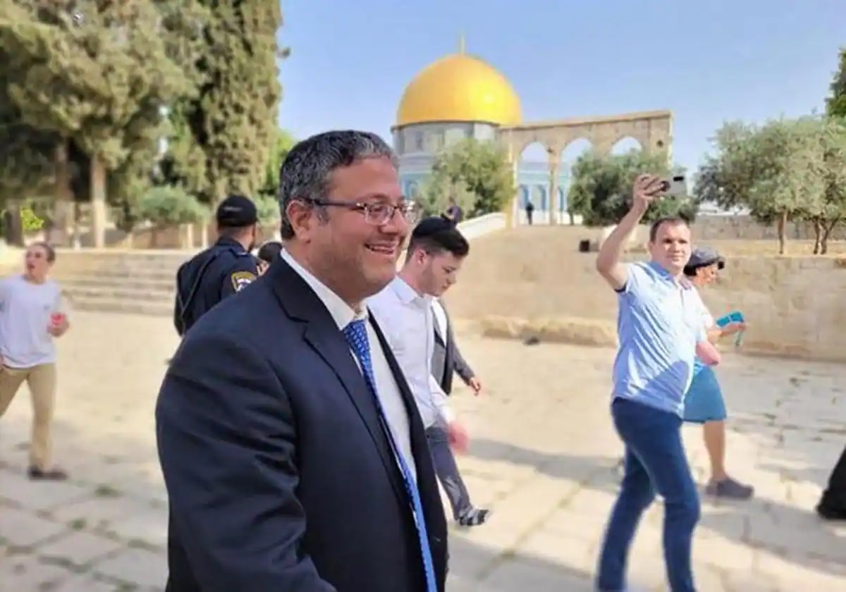 El ministro israelí y líder del Partido del Poder Judío, Itamar Ben-Gvir (C), caminando desde el patio del complejo de la mezquita Al-Aqsa de Jerusalén, conocido por los jueces como el Monte del Templo.