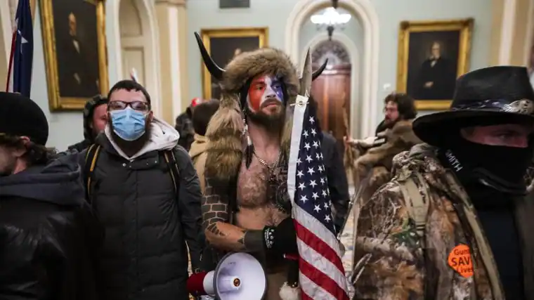 La foto de archivo se publicó el 6 de enero de 2021 cuando apareció Jacob Albert Chansley, miembro del movimiento de teoría de la conspiración QAnon.