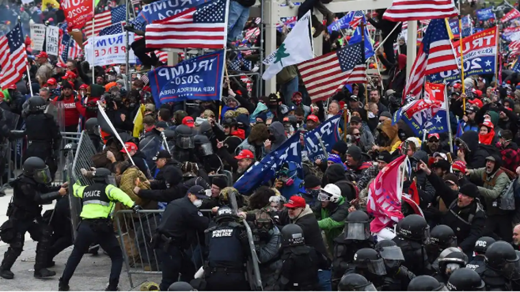 Manifestación de apoyo a Trump choca con la policía