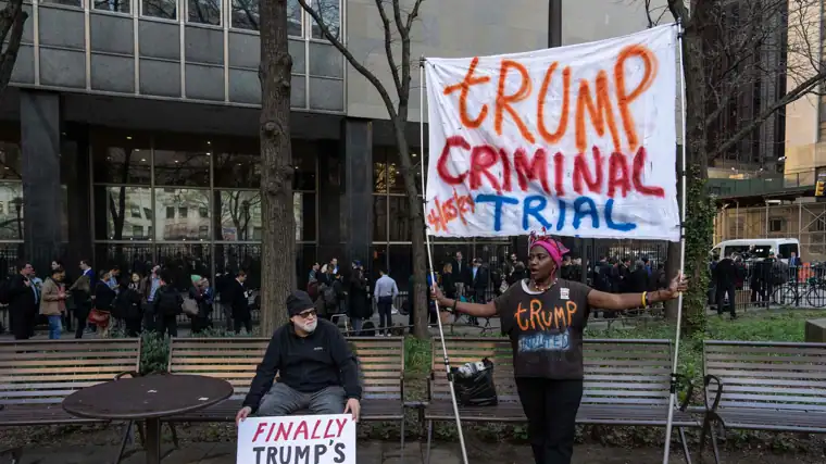 La gente se manifestó frente al Tribunal Penal de Manhattan el primer día del jugo del ex presidente estadounidense Donald Trump para enmarcar el dinero del silencio.