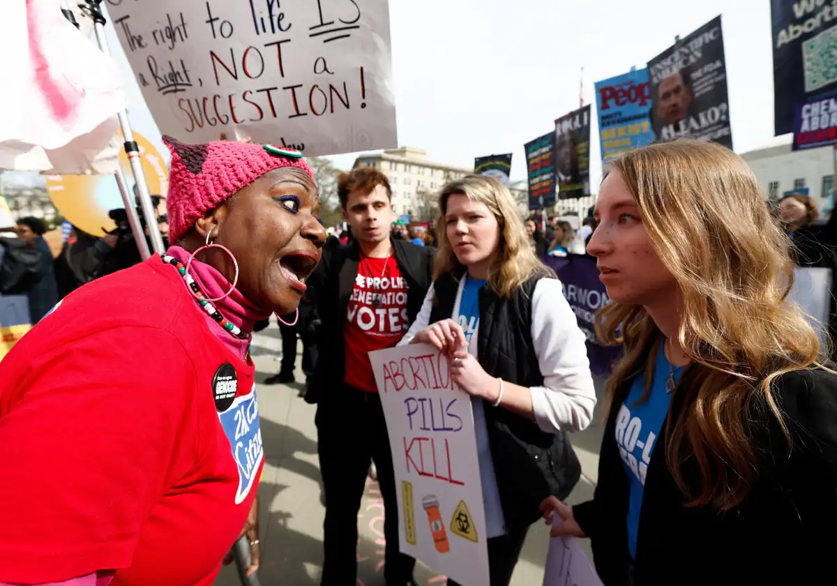 Manifestantes a favor y en contra del aborto discuten frente a la Corte Suprema de Estados Unidos